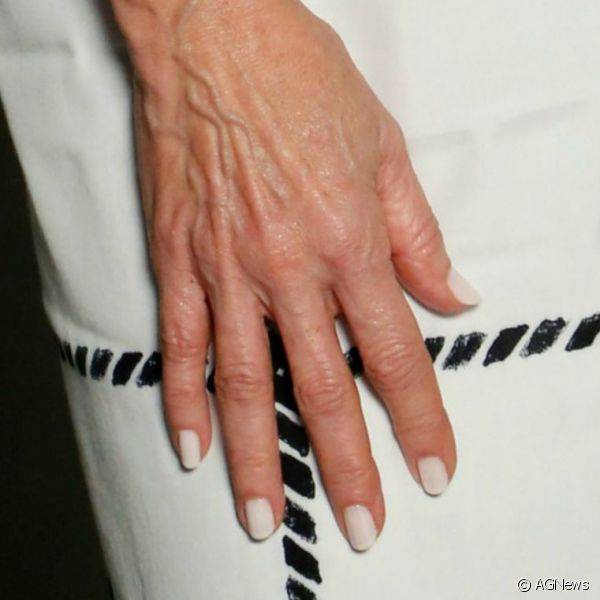 A atriz Zeze Polessa preferiu um visual mais simples e usou o esmalte branco para adornar as unhas